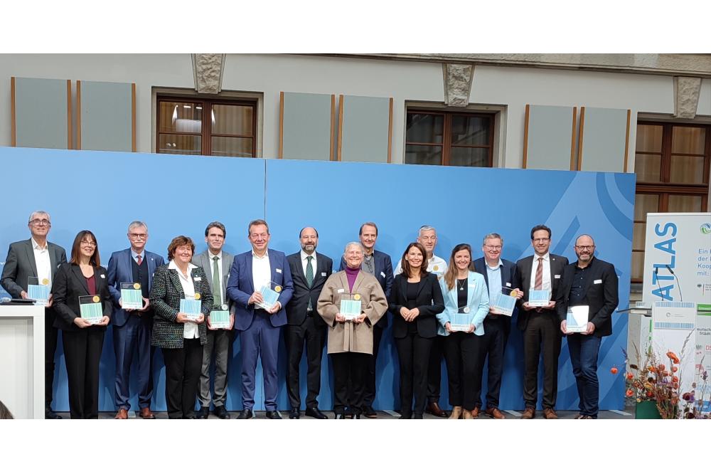 Blauer Engel im Trend: Immer mehr Kommunen und Hochschulen nutzen Recyclingpapier